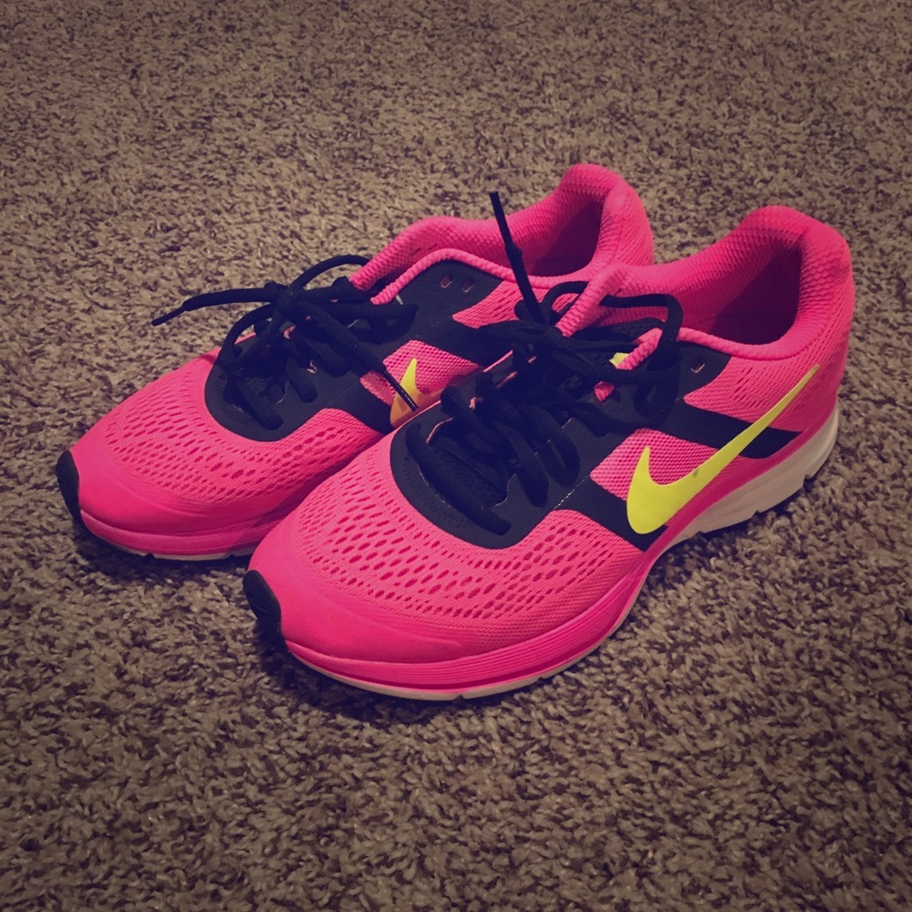 Nike sneakers 9.5